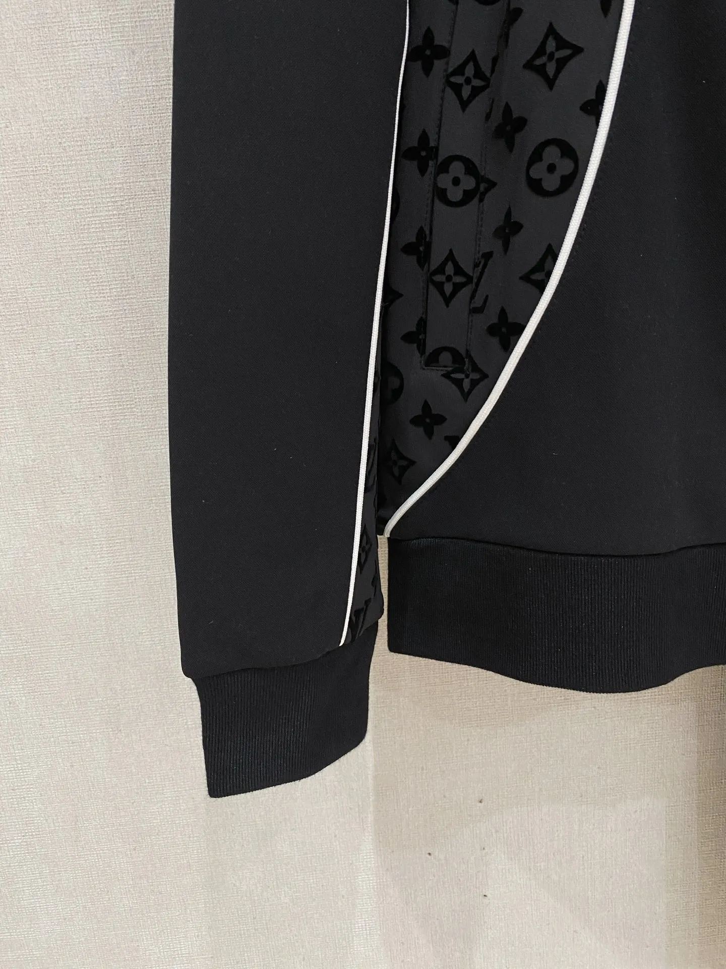 🅿️720 LV hot-selling suit is coming. Focus on the original version of the official website. 2025 new hot-selling cardigan suit. The original order is the best. 🇭🇰The meticulous work of top designers. It has a fitting and perfect upper body effect. All-natural high-quality Tencel Roman cotton 100%, close-fitting comfort, noble and elegant! Original hardware embodies elegance and nobility! Counter size: M-3XL (maximum wear up to 190 pounds)